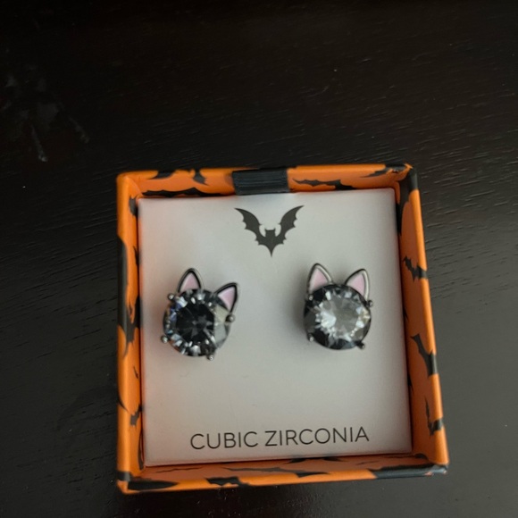 NIB Bella Jack Stud Earrings Hematite Tone Cat Head Black Cubic Zirconia Accent - Picture 4 of 7
